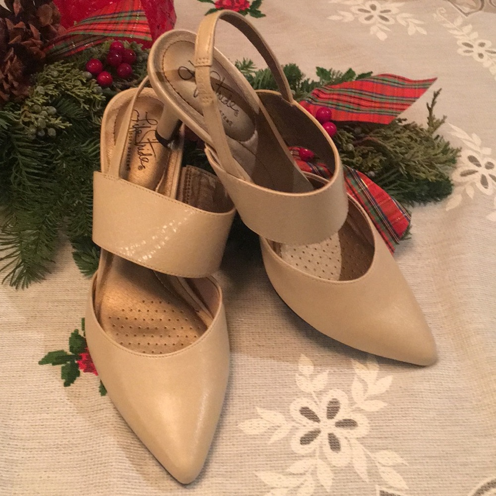 Life Stride flex slip on camel pumps